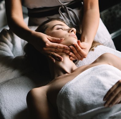 gall-healthy-woman-having-massage-therapy-at-spa-salon-HUL63AC.jpg